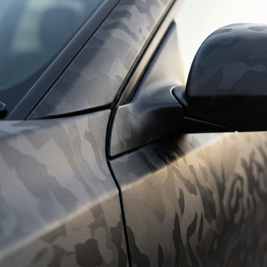 3M 2080 Shadow Black folie, nærbilde av finish på bildør og speil