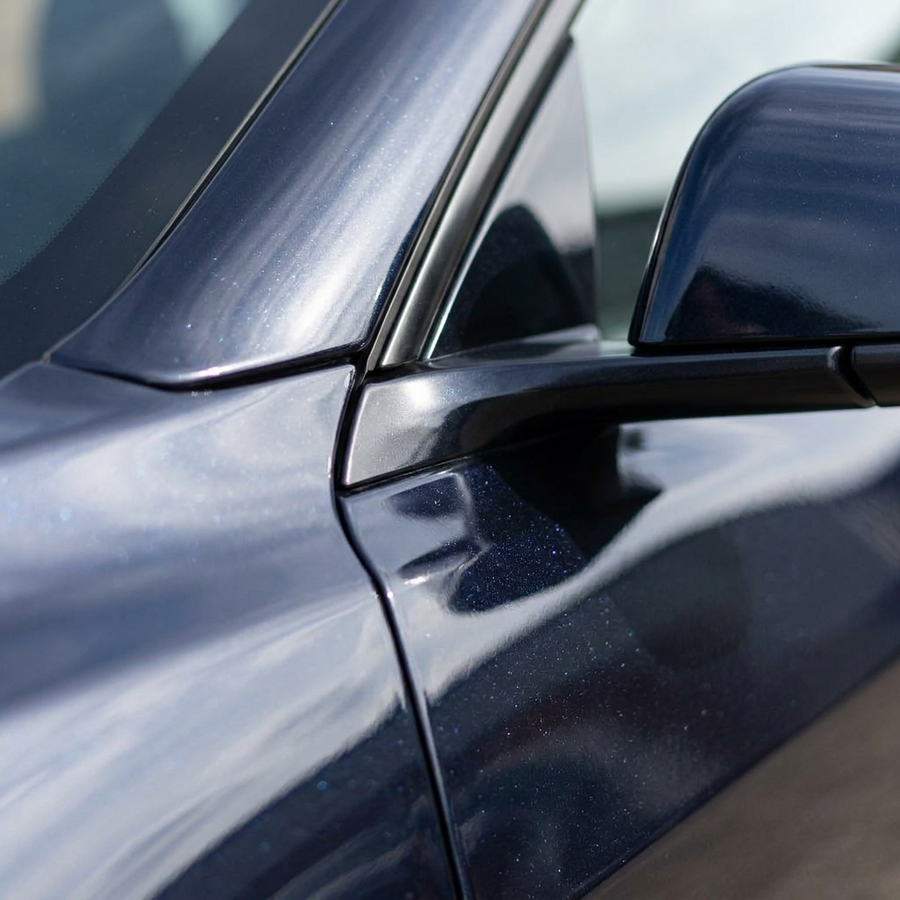 3M 2080 Gloss Midnight Blue folie, nærbilde av finish på bildør og speil