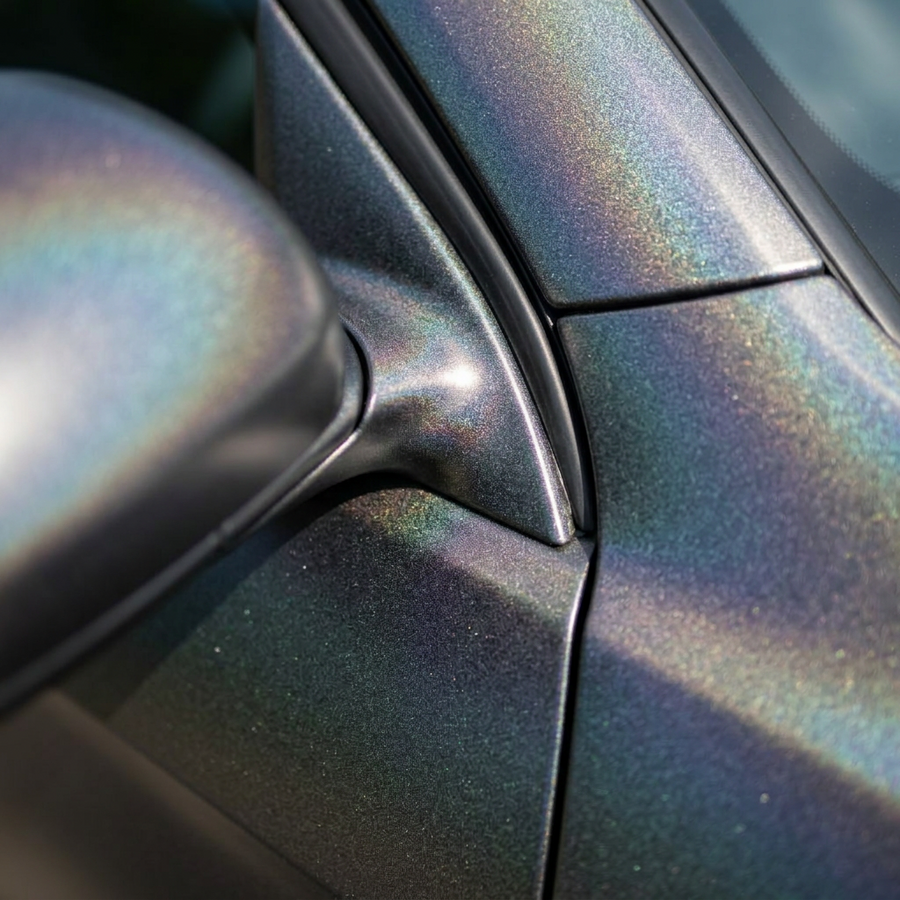3M 2080 Satin Flip Psychedelic folie, nærbilde av finish på bildør og speil