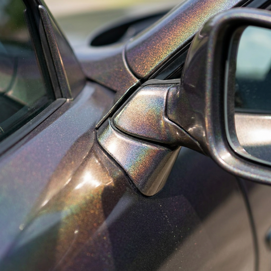 3M 2080 High Gloss Flip Deep Space folie, nærbilde av finish på bildør og speil