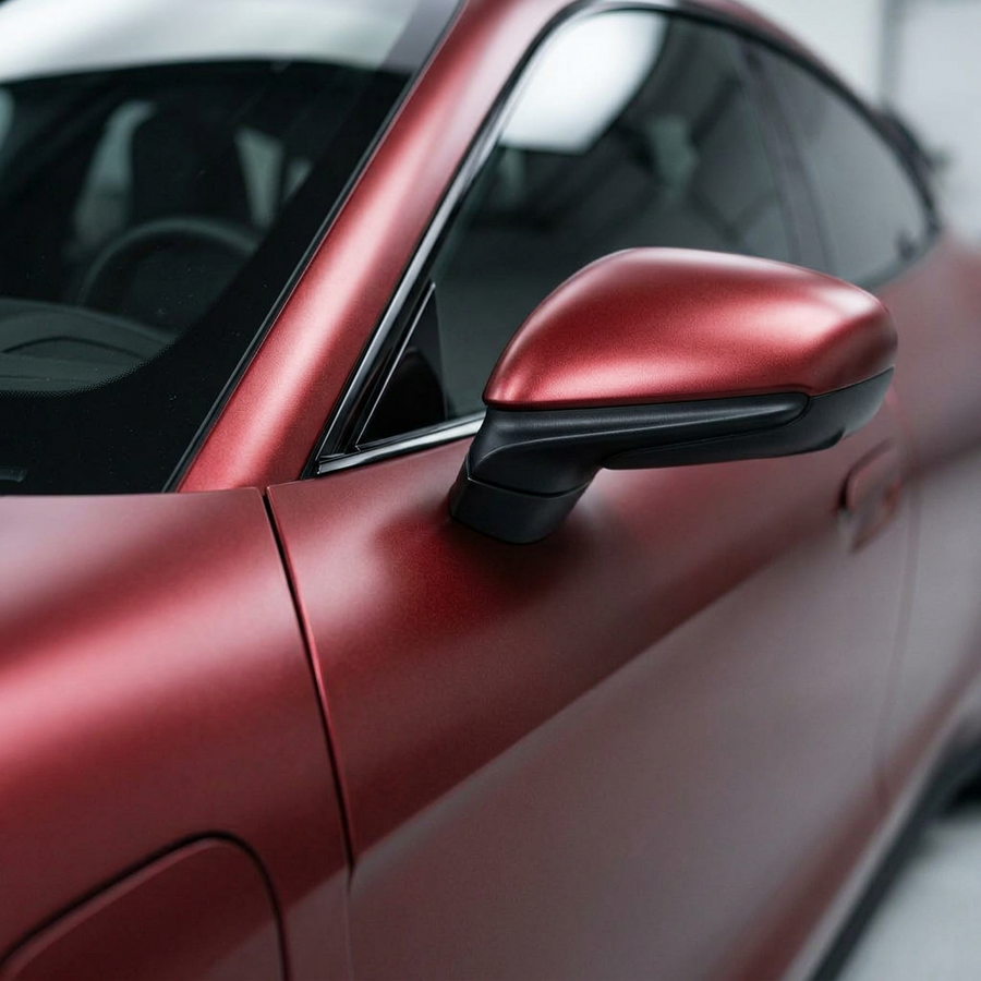 3M 2080 Satin Vampire Red folie, nærbilde av finish på bildør og speil
