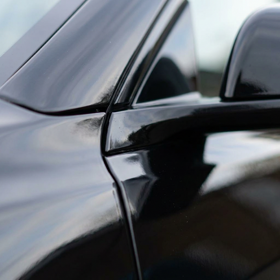 3M 2080 Gloss Black folie, nærbilde av finish på bildør og speil
