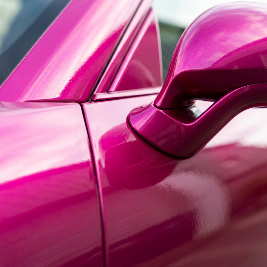 3M 2080 Gloss Fierce Fuchsia folie, nærbilde av finish på bildør og speil