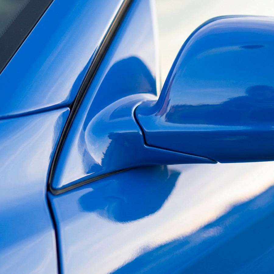 3M 2080 Gloss Intense Blue folie, nærbilde av finish på bildør og speil