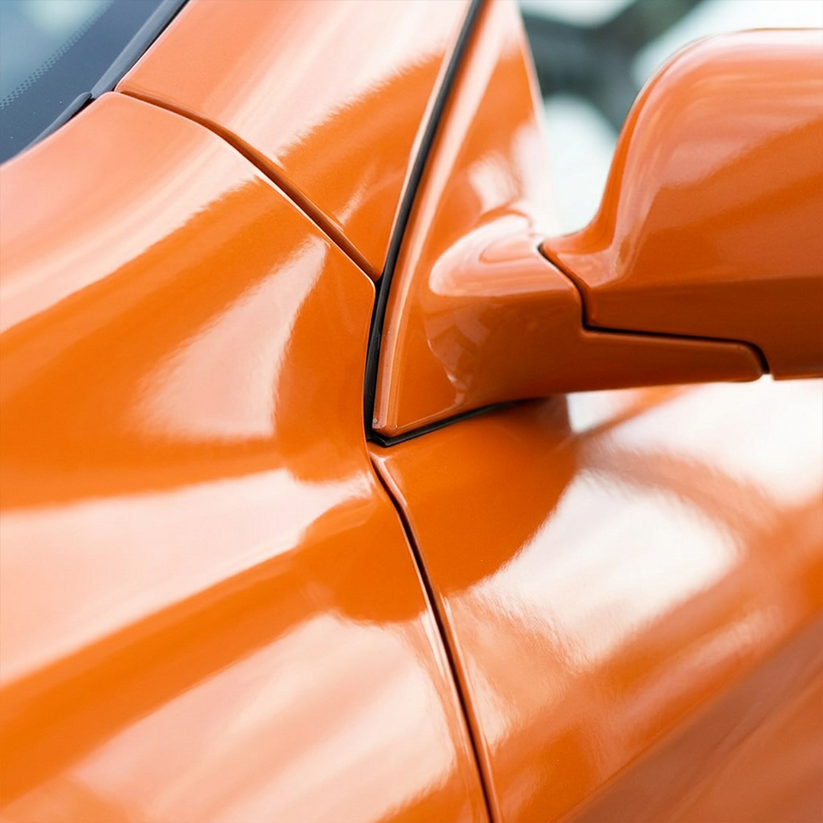 3M 2080 Gloss Deep Orange folie, nærbilde av finish på bildør og speil