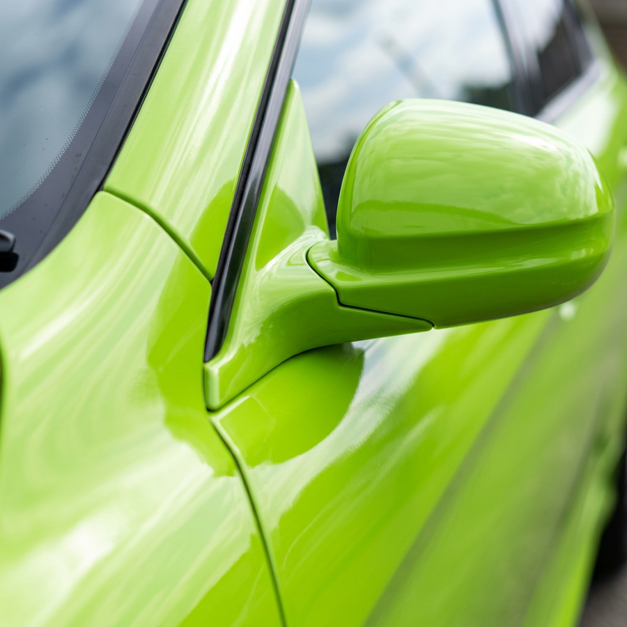 3M 2080 Gloss Light Green folie, nærbilde av finish på bildør og speil
