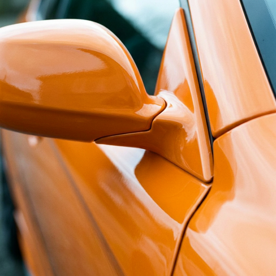 3M 2080 Gloss Bright Orange folie, nærbilde av finish på bildør og speil