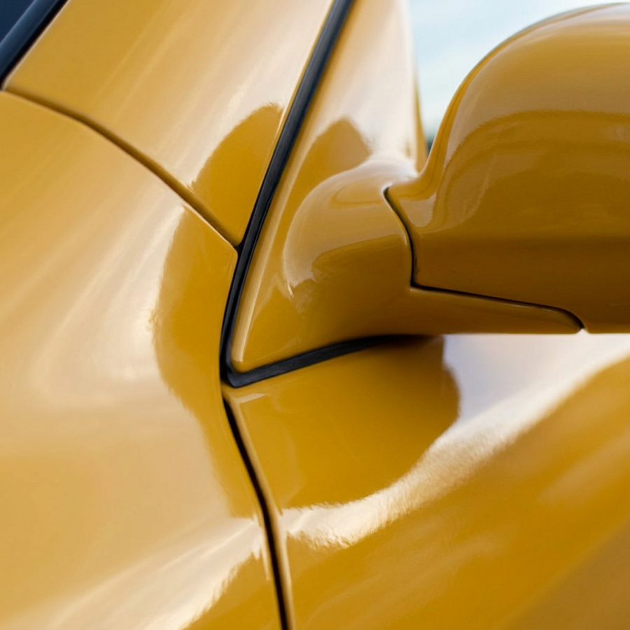 3M 2080 Gloss Sunflower Yellow folie, nærbilde av finish på bildør og speil