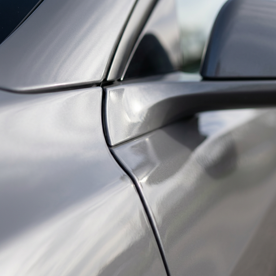 3M 2080 Gloss Storm Gray folie, nærbilde av finish på bildør og speil
