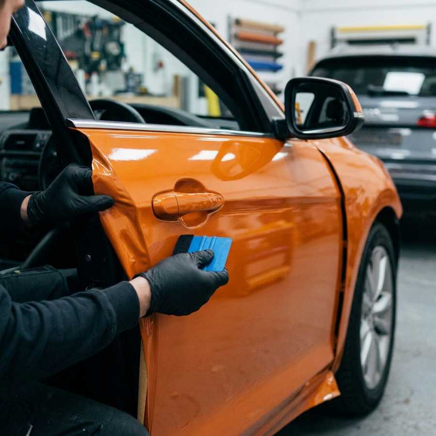 3M 2080 Gloss Burnt Orange folie, montering av folien på en bildør med filtskraper