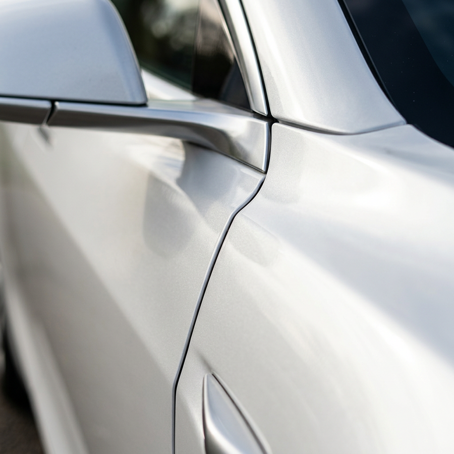 3M 2080 Gloss White Aluminium folie, nærbilde av finish på bildør og speil