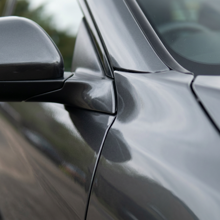 3M 2080 Gloss Anthracite folie, nærbilde av finish på bildør og speil
