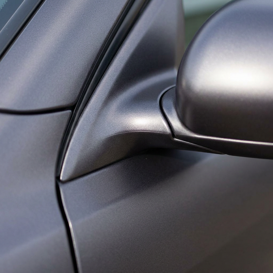 3M 2080 Satin Thundercloud folie, nærbilde av finish på bildør og speil