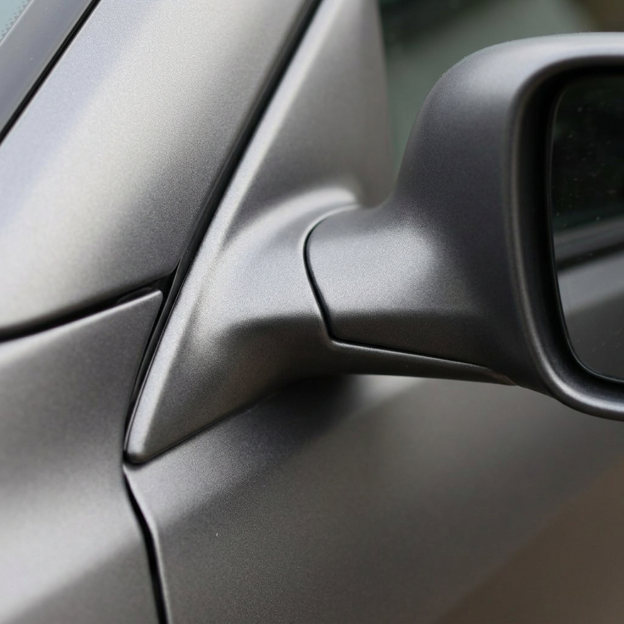 3M 2080 Matte Gray Aluminum folie, nærbilde av finish på bildør og speil