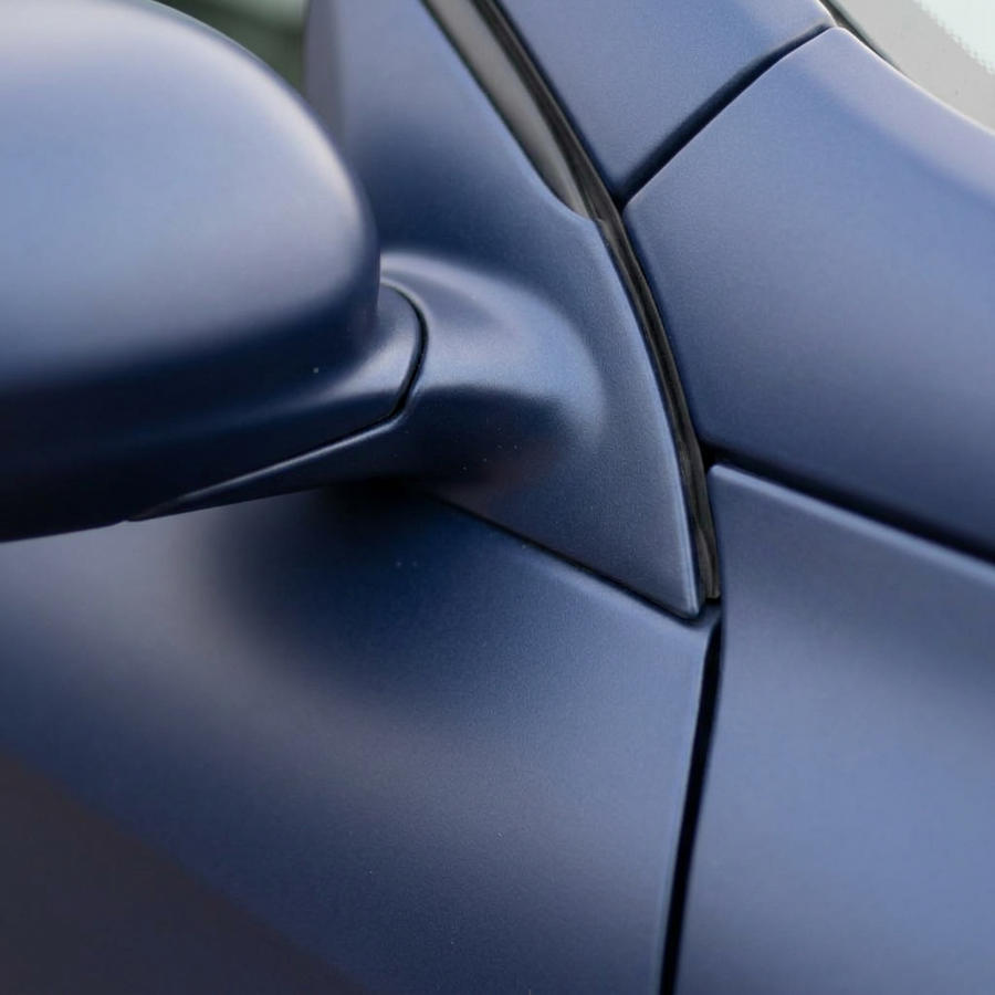3M 2080 Matte Indigo folie, nærbilde av finish på bildør og speil