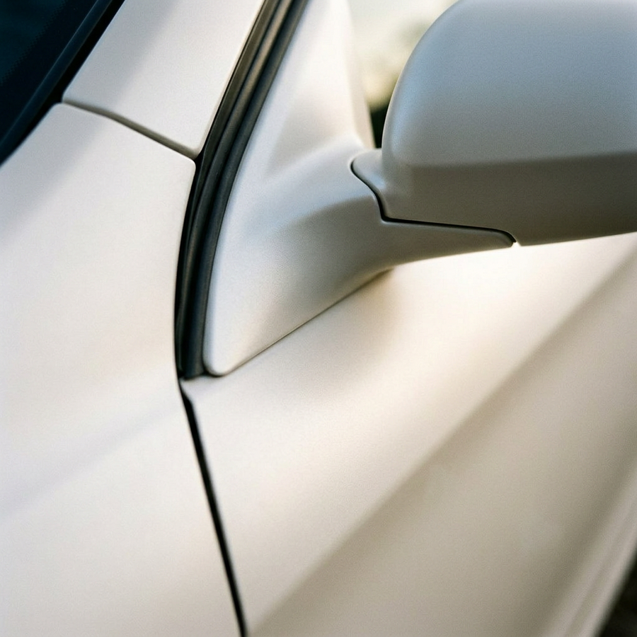 3M 2080 Matte White folie, nærbilde av finish på bildør og speil